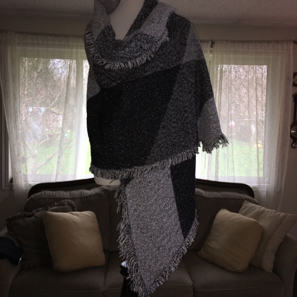 NEW Beautiful Grey and Black Wrap/Scarf - Picture 2 of 6